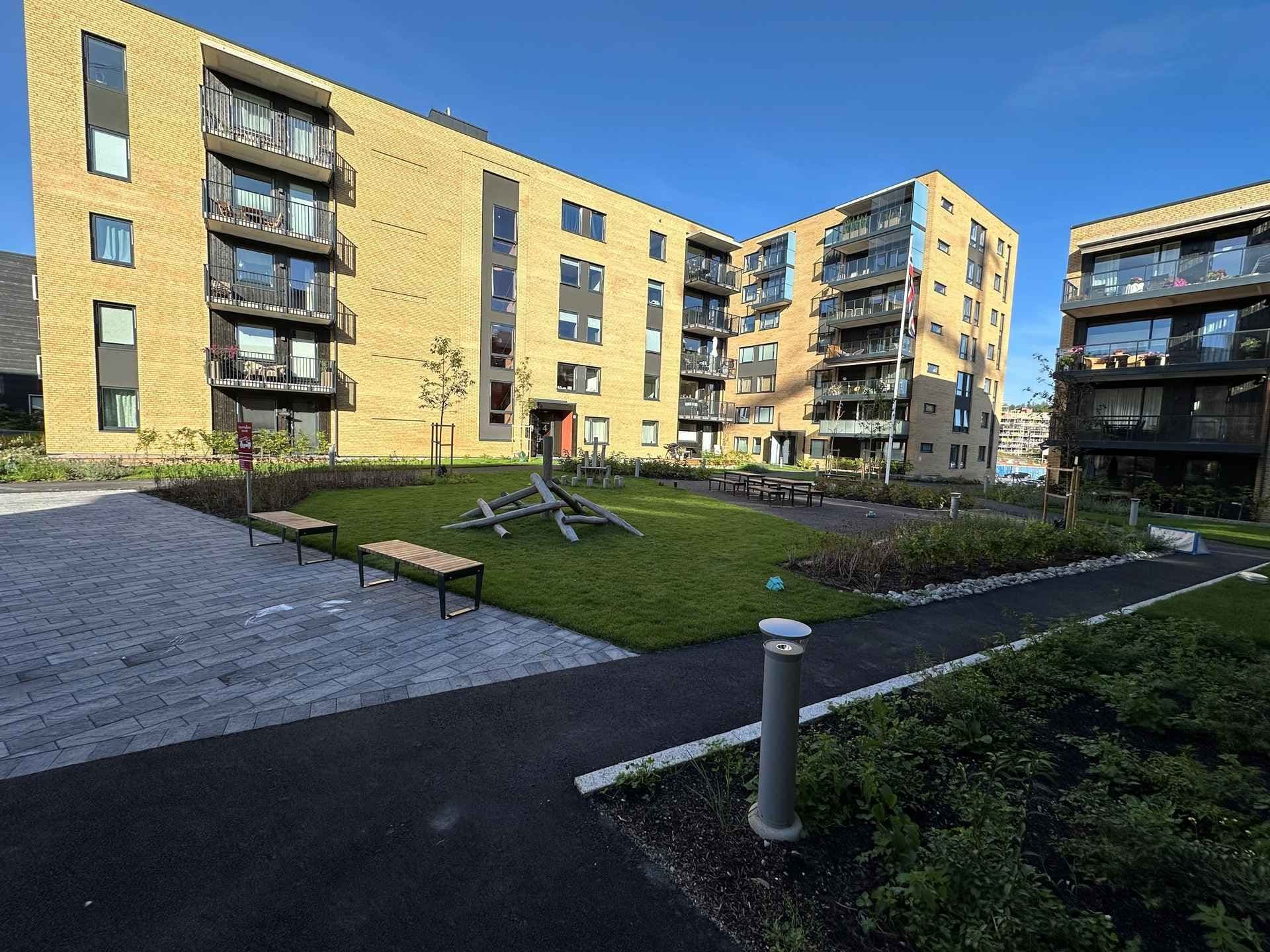 Uterom mellom moderne leilighetsblokker. Foto. 