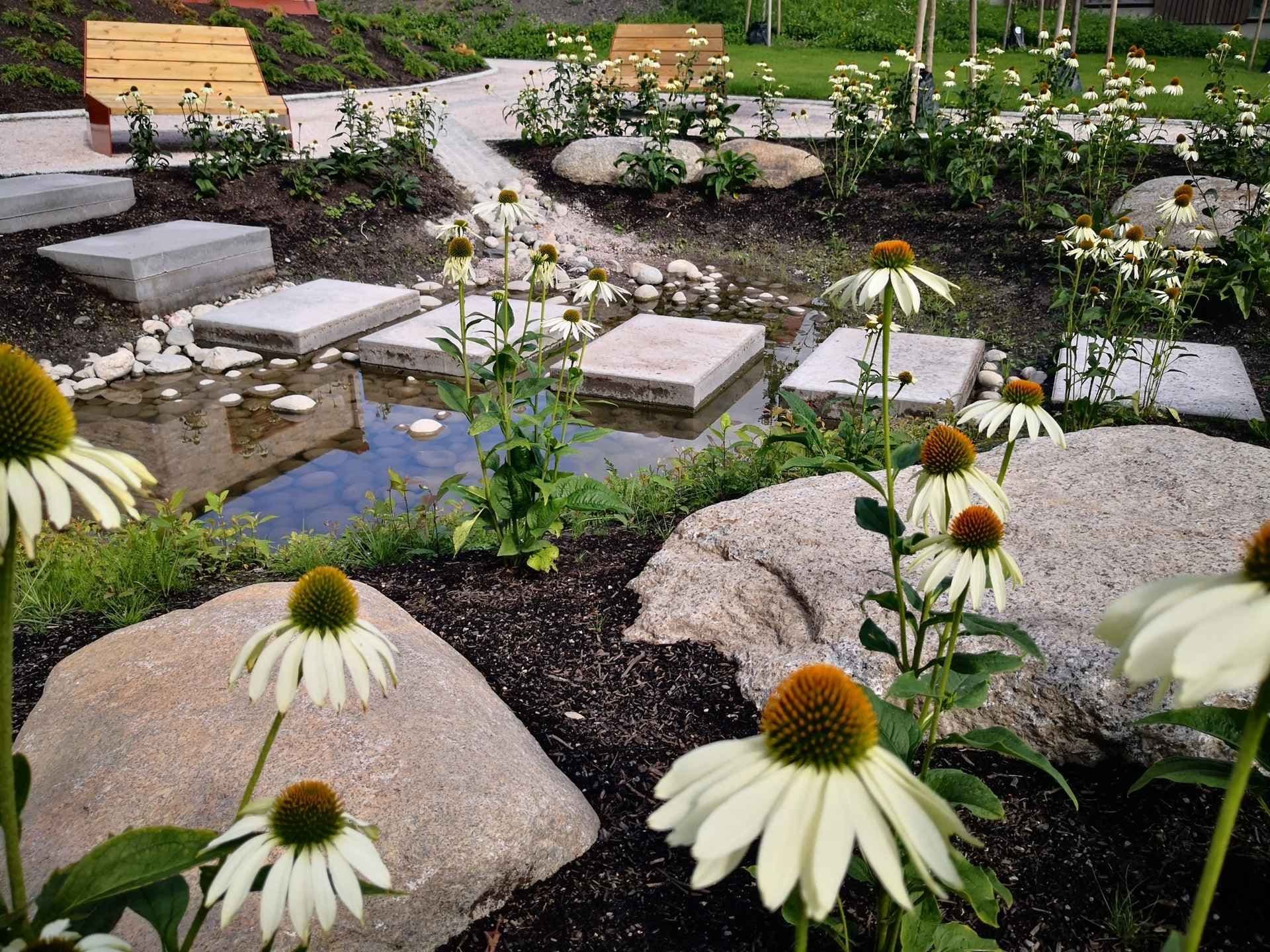 Dam med tråkkheller av betong. Foto.