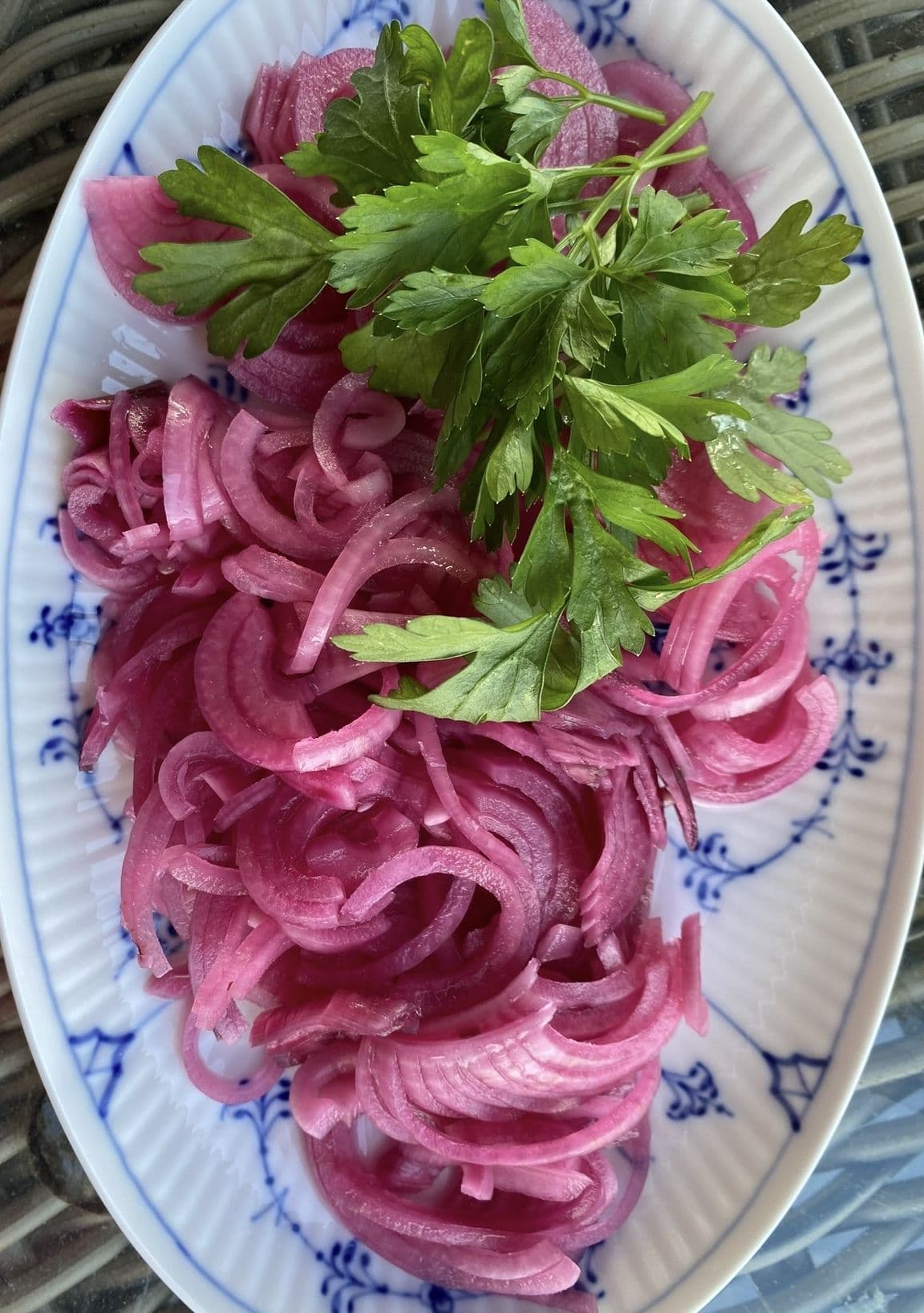 Ferdig kuttet rød løk på et fat. Foto.