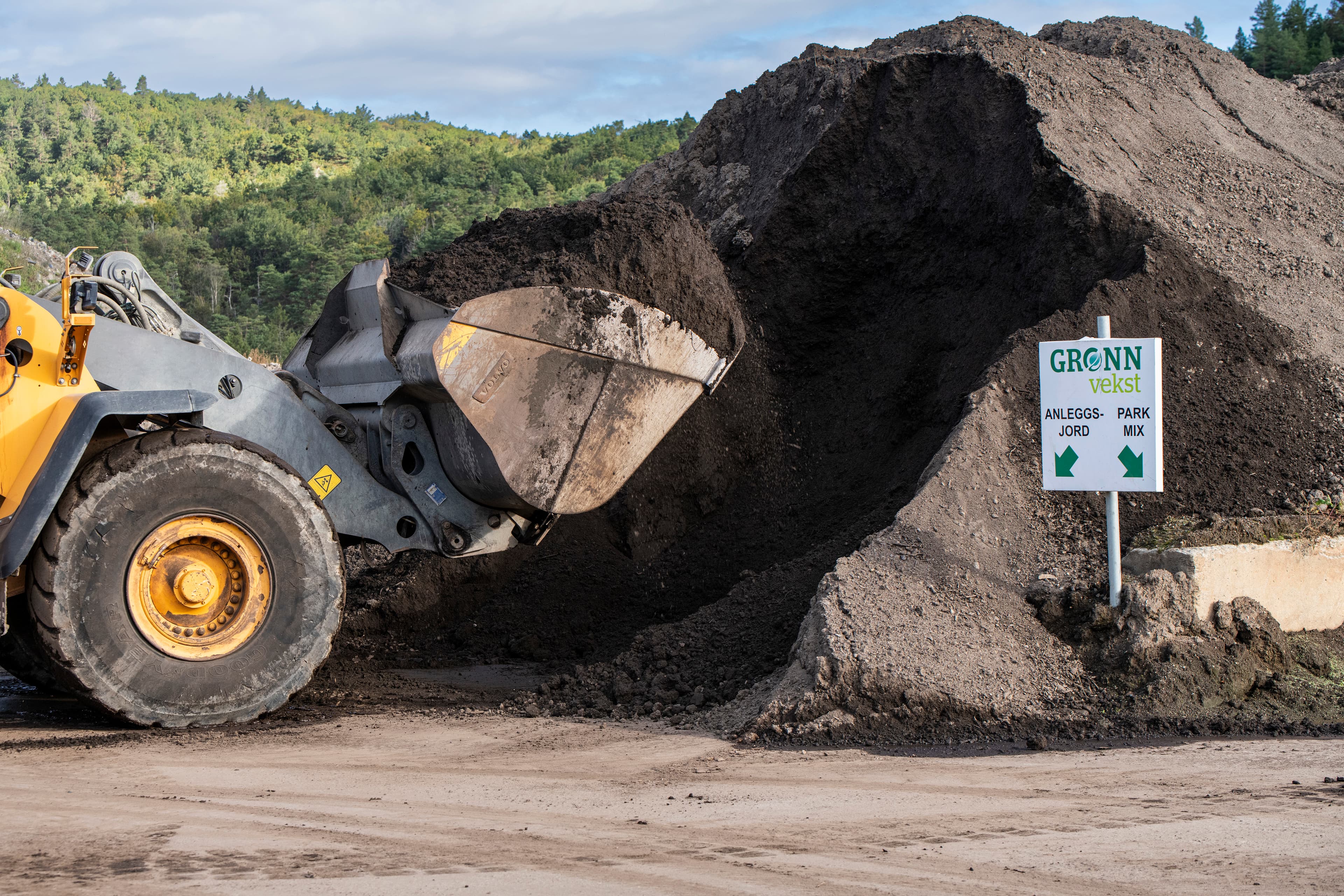 Hjullaster skuffer jord