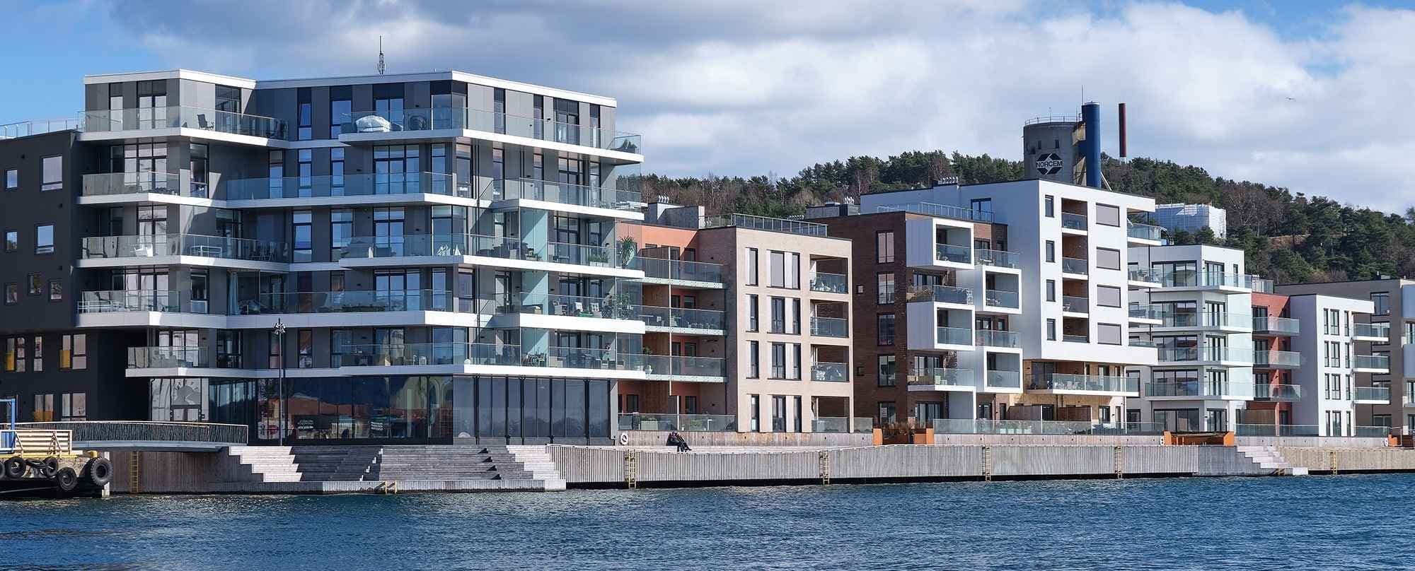 Kanalbyen Odderøya er plassert ved vannkanten. Foto. 