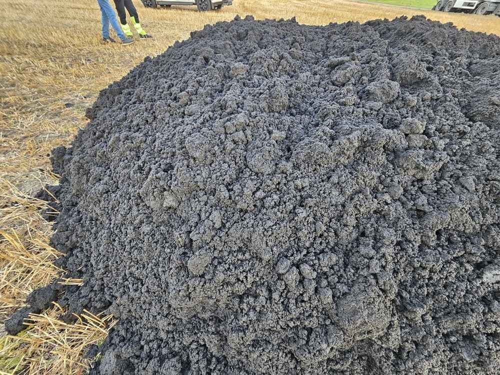 Biorest i en haug på et jorde. Foto.