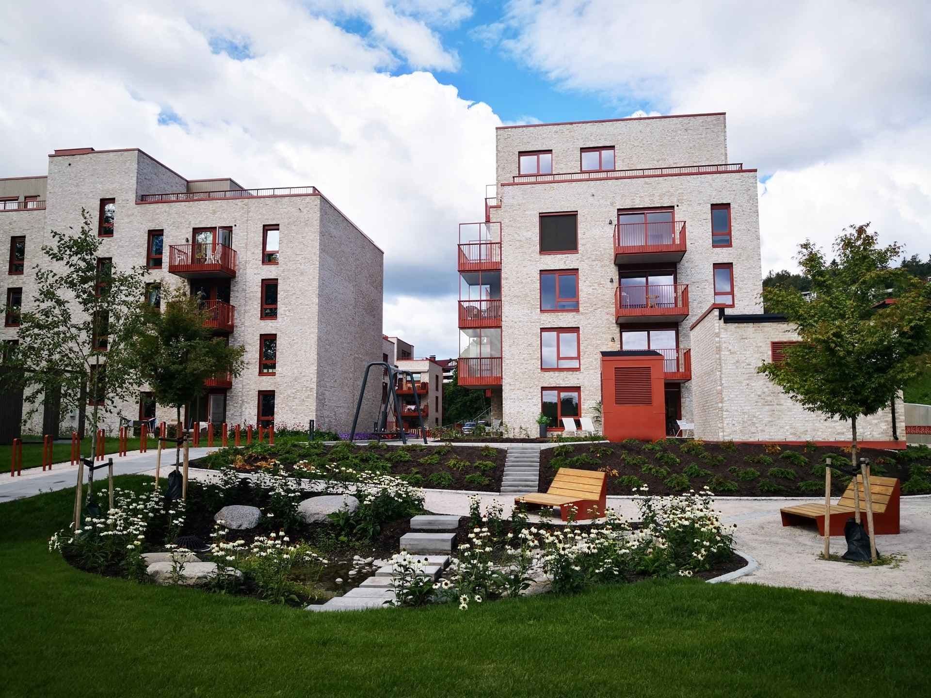 Foto av grøntanlegg utenfor noen moderne blokker i Bjørnegårdssvingen i Sandvika.