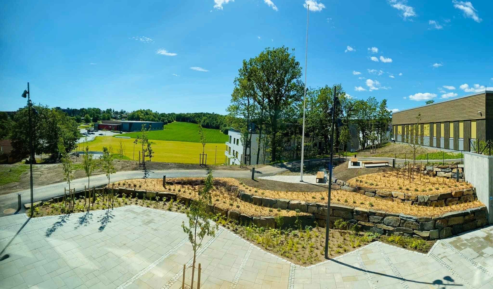Grøntanlegg utenfor Fagskolen i Grimstad. Foto. 