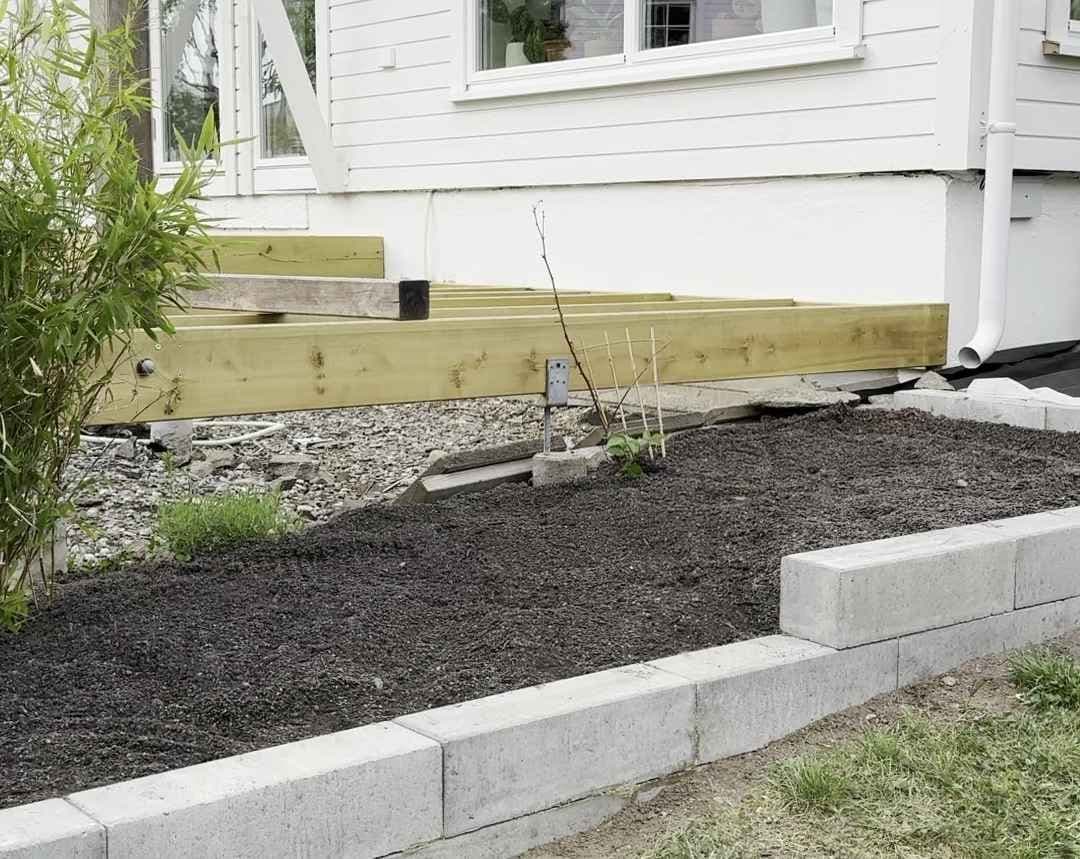 Jord lagt ut i nytt bed. Foto. 