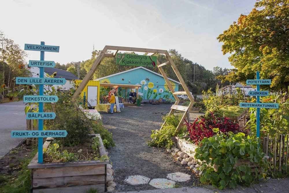 Inngangen inn til Geitmyra Kjøkkenhage. Bilde. 
