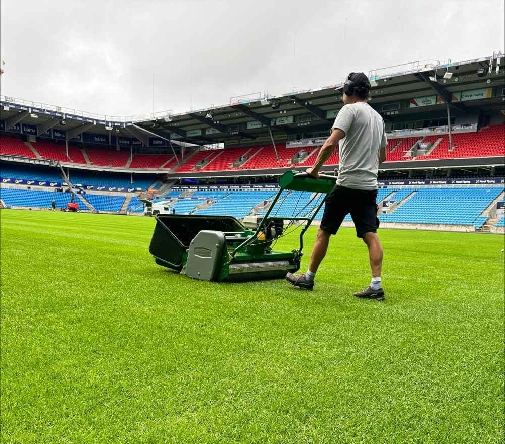 Klipping av gresset på Ullevaal Stadion. Foto.