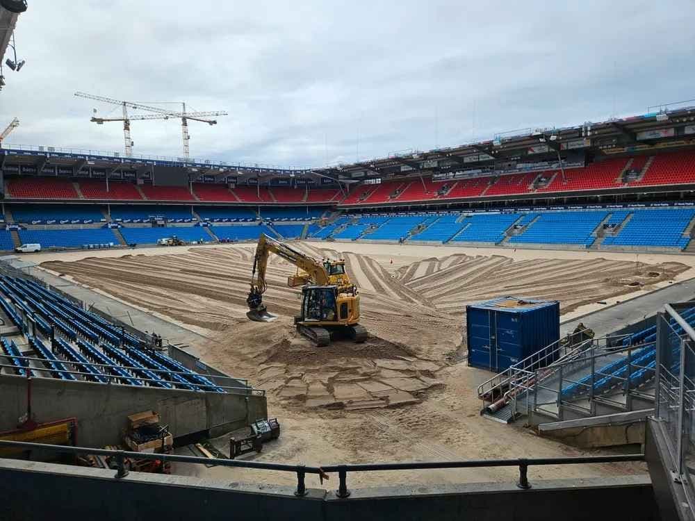 Utlegging av sandmatte på Ullevaal Stadion. Foto.