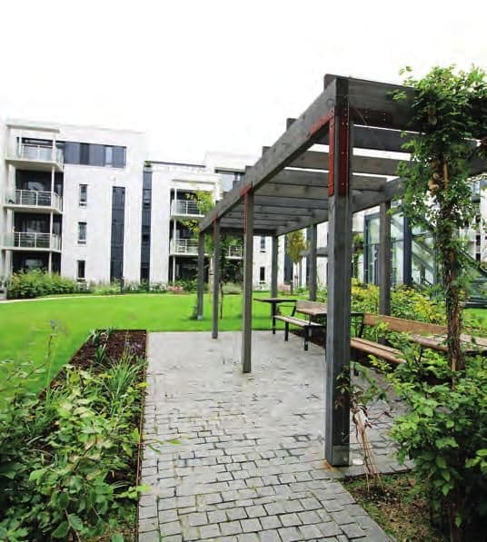 Det vokser godt med planter rundt flere pergolaer. Foto. 