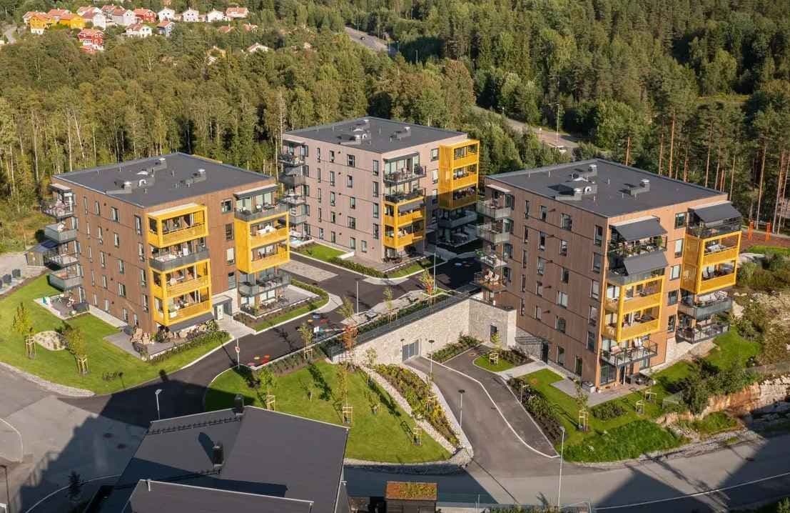 Boligblokker sett fra lufta med grøntområde rundt. Foto. 