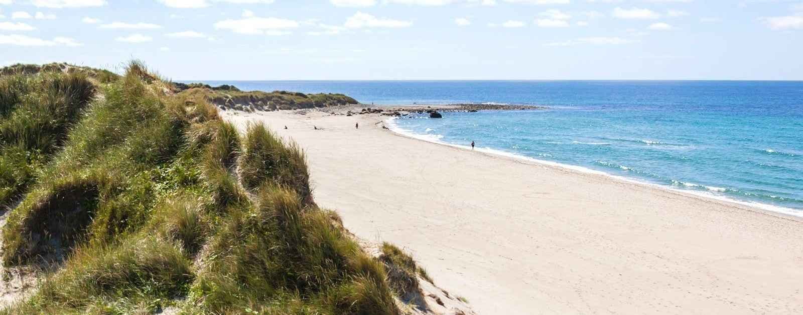 Solastranda utenfor Sandnes i fint vær med sand og sjø. Foto.