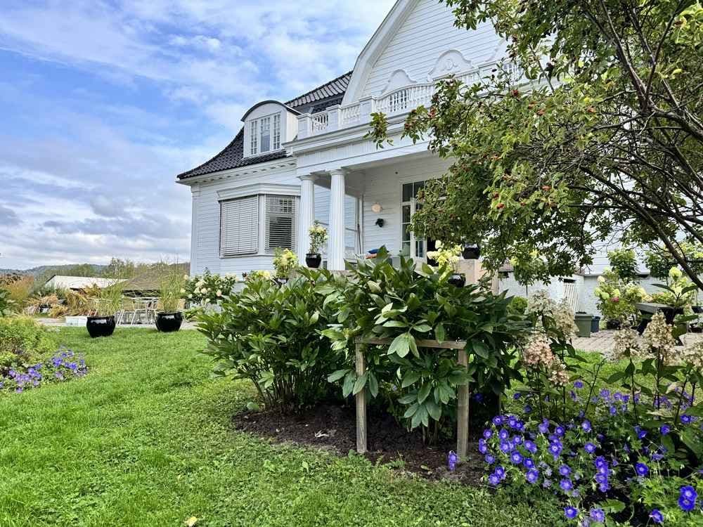 Hagen foran Thorbjørnrud hotell. Foto. 