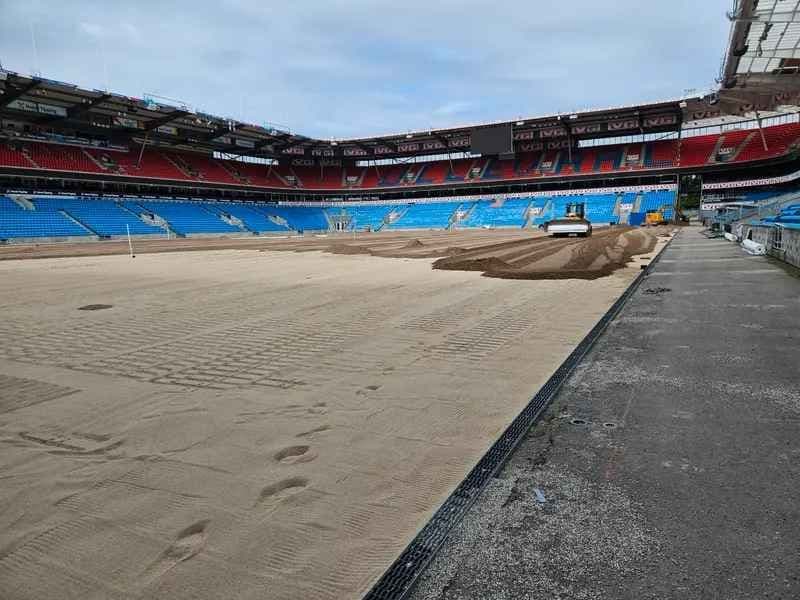 Vekstmasse legges ut på Ullevaal Stadion. Foto.