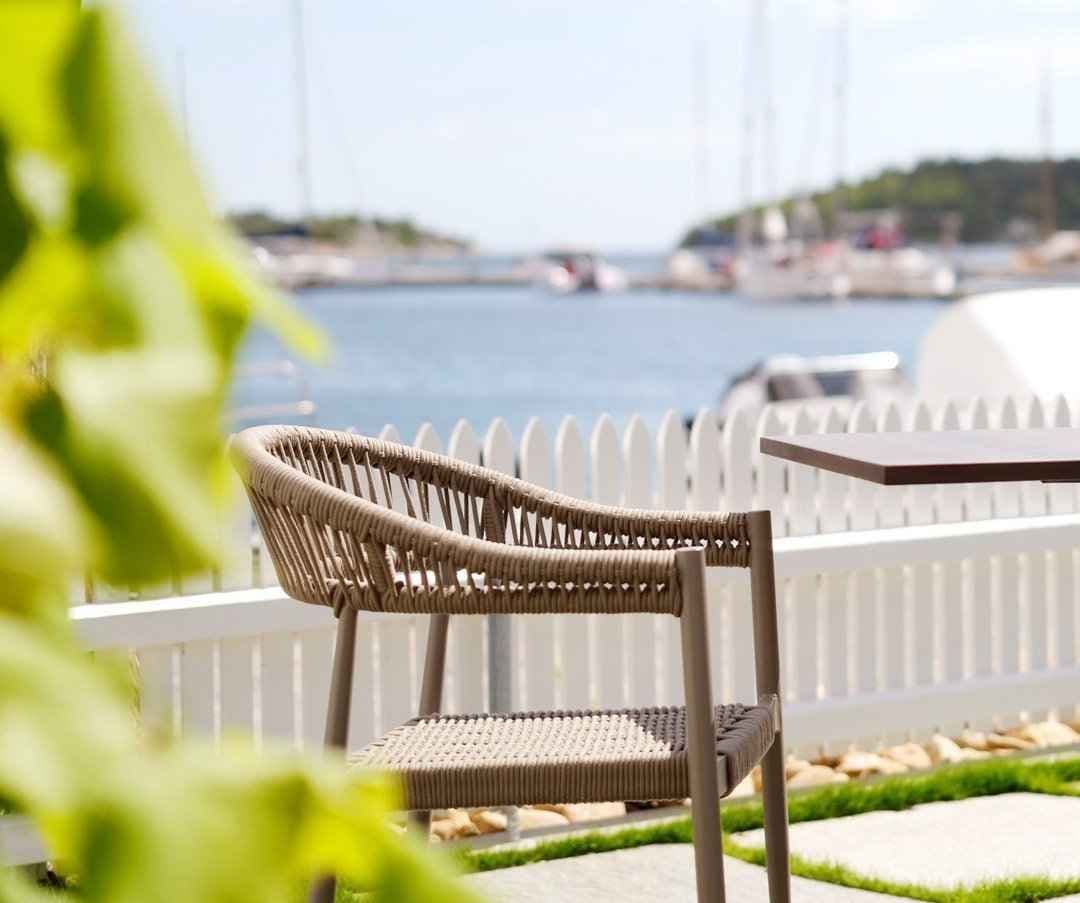 Uteservering på bryggekanten i Lillesand. Foto. 