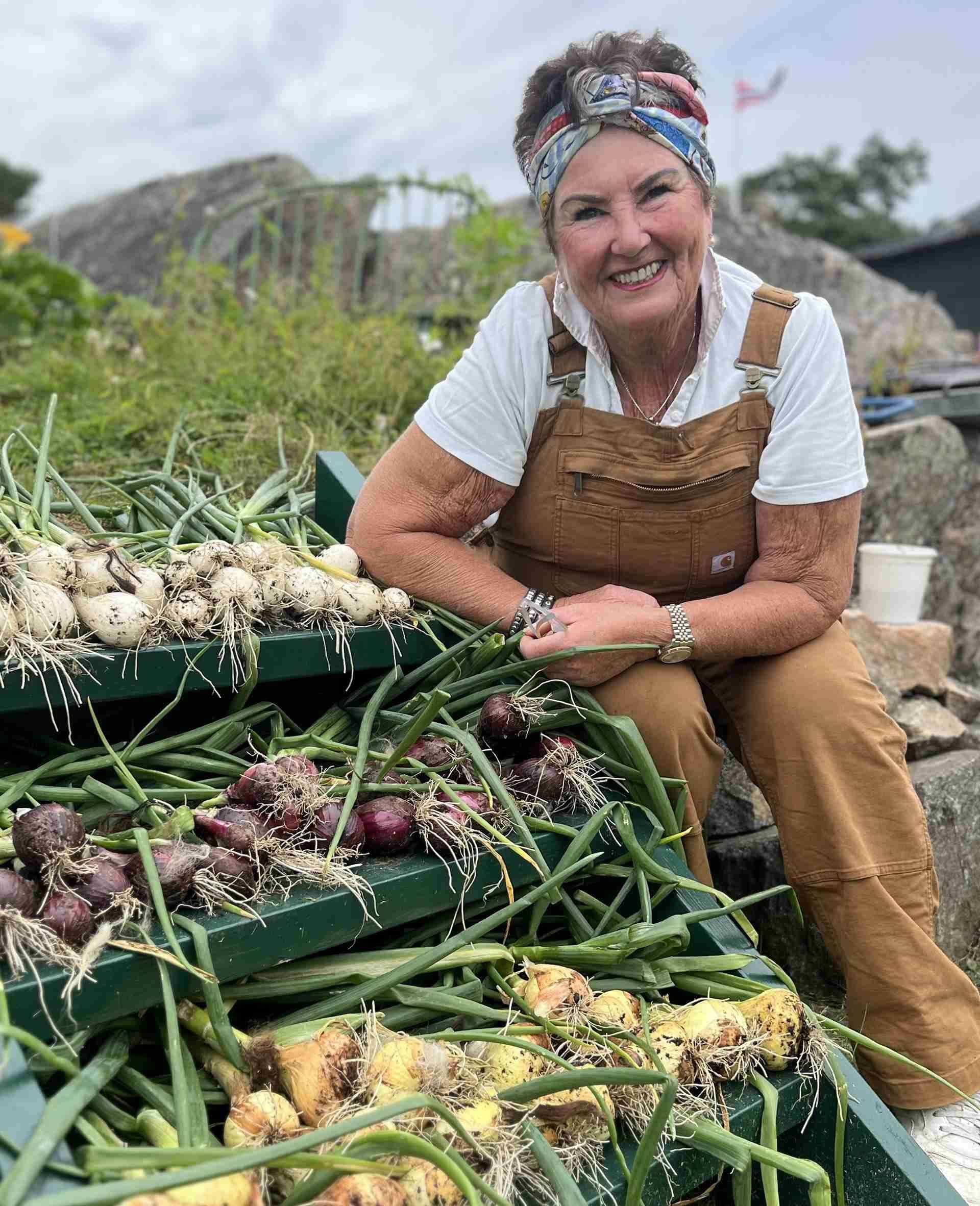 Anita Dietrichson med et utvalg av forskjellige løk. Foto