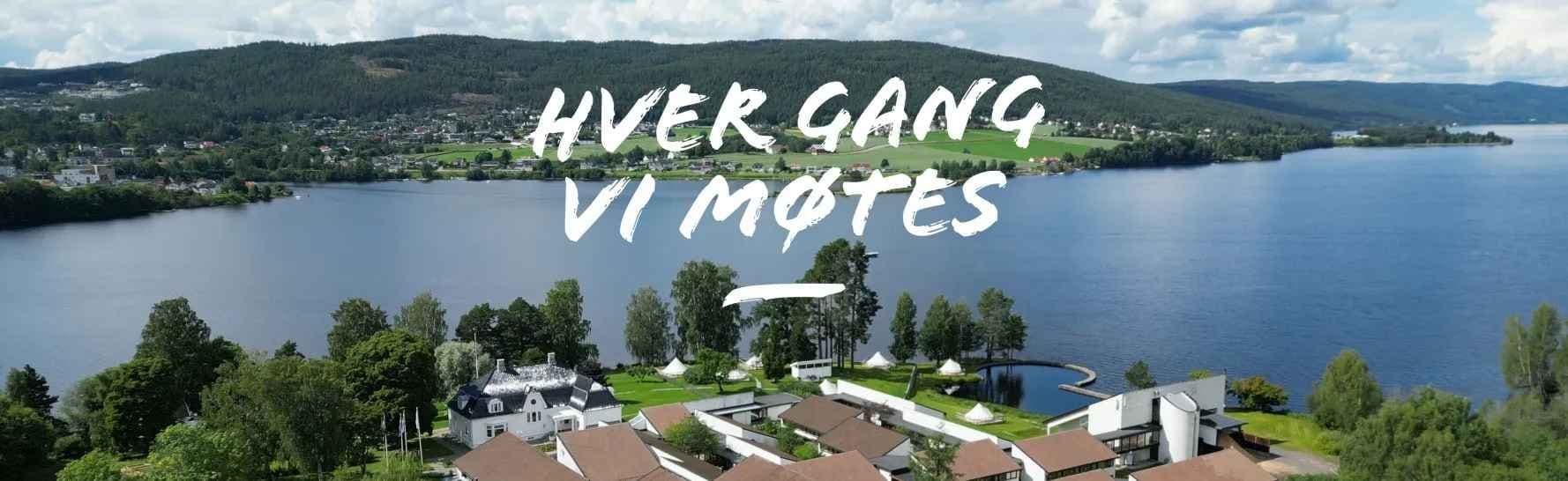 Logoen til Hver gang vi møtes. Oversiktsbilde av Thorbjørnrud Hotell. Foto.