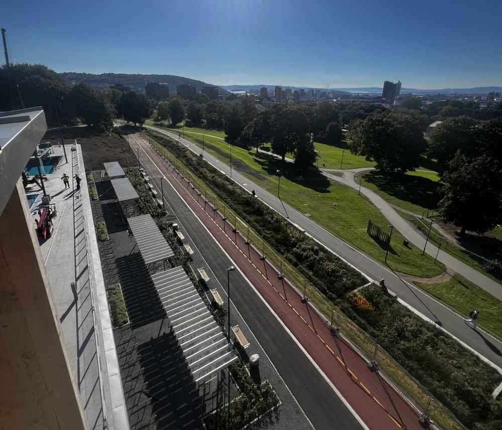 Dronebilde av forberedte gang - og sykkelveier rundt Tøyenbadet.