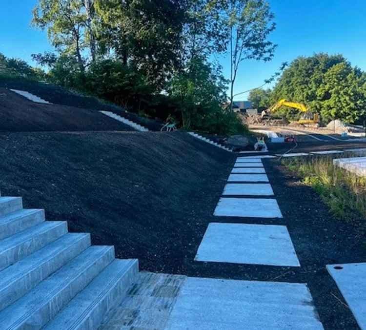 Steinheller som trinn i skråning utenfor Tøyenbadet i Oslo - del av universell utforming